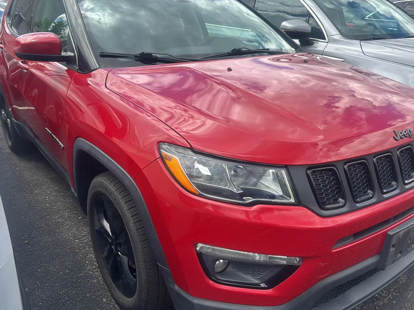 Used 2021  Jeep Latitude image 2