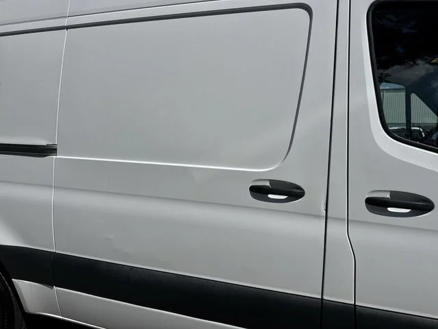Used 2022  Mercedes-Benz Cargo 144 WB image 17