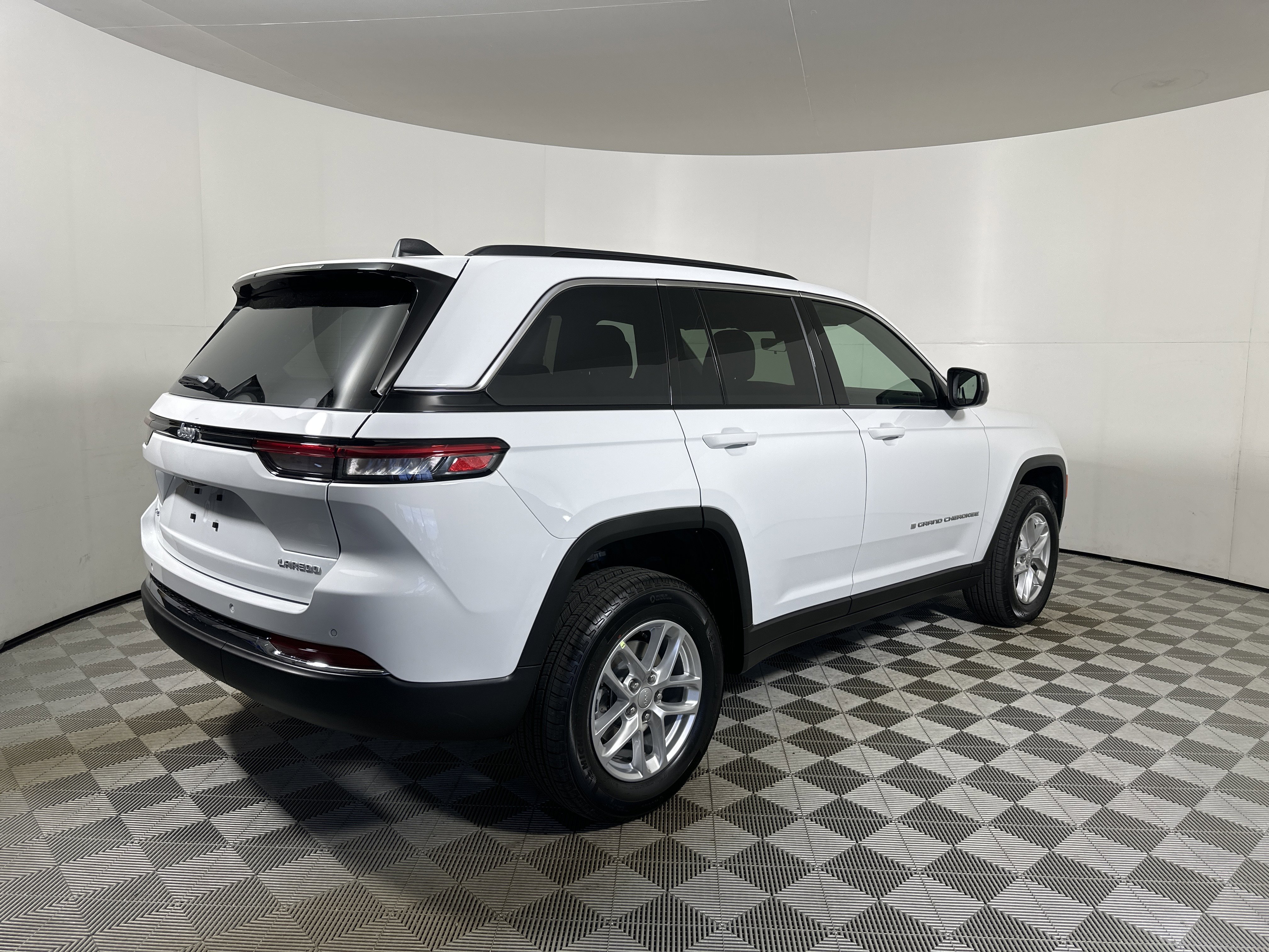New 2026 Bright White Clear-Coat Exterior Paint Jeep Laredo X image 7