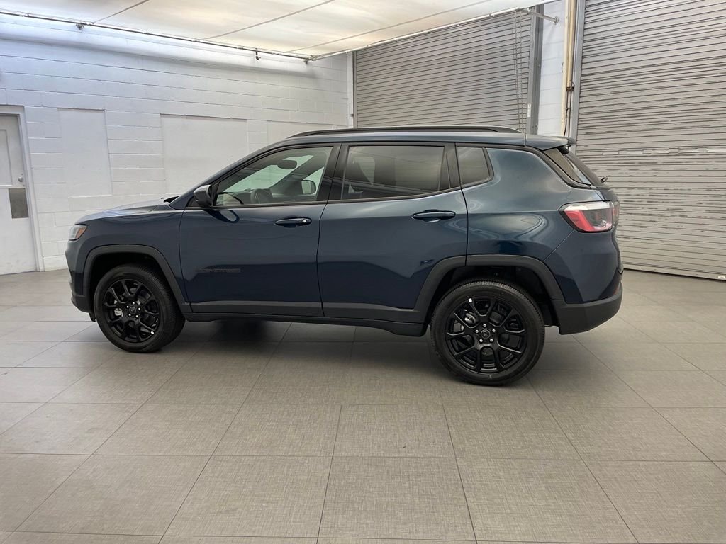 New 2026 Fathom Blue Pearl-Coat Exterior Paint Jeep Latitude image 5