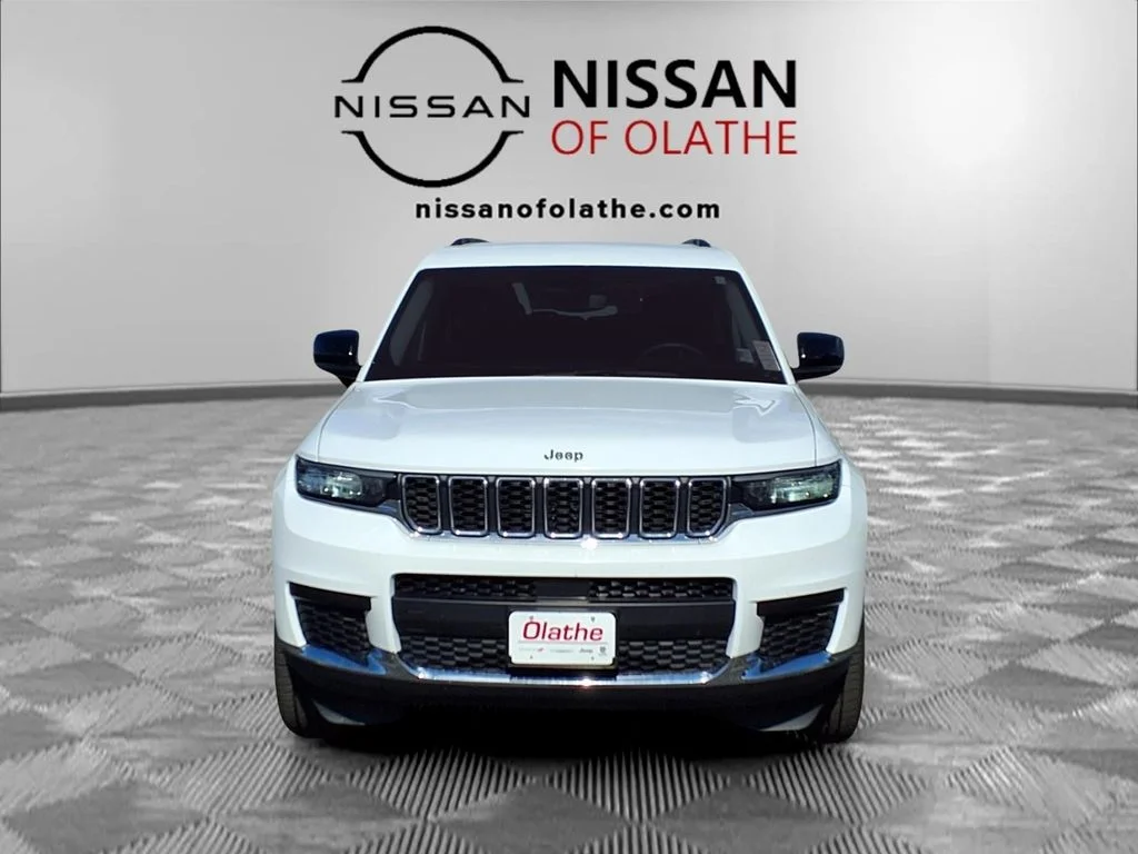 Used 2023 White/off-white Jeep Laredo image 32