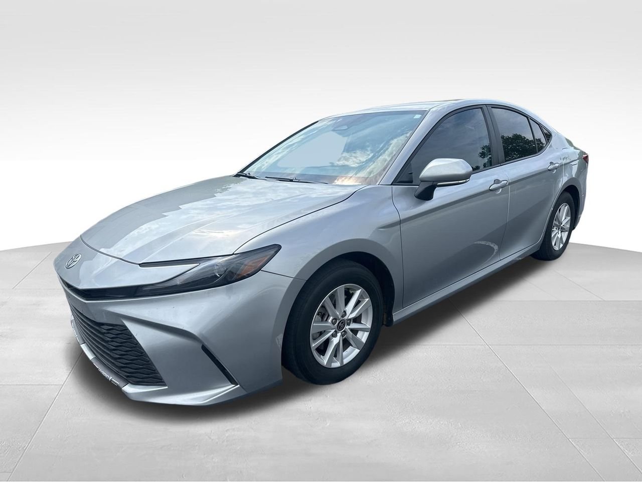 2025 Toyota Camry LE Hybrid's photo