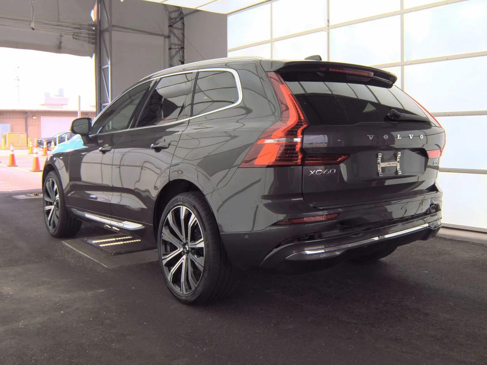 Used 2023 Platinum Gray Metallic Volvo Ultimate Bright Theme image 4