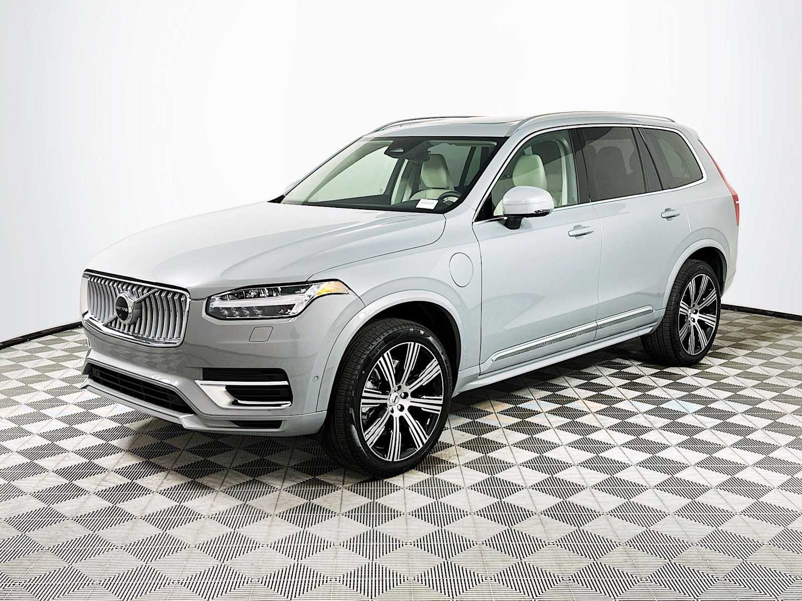 Certified Used 2025 Vapour Grey Volvo Plus image 3