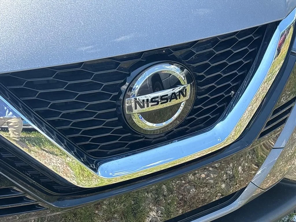 Used 2022 Gray Nissan SV image 6