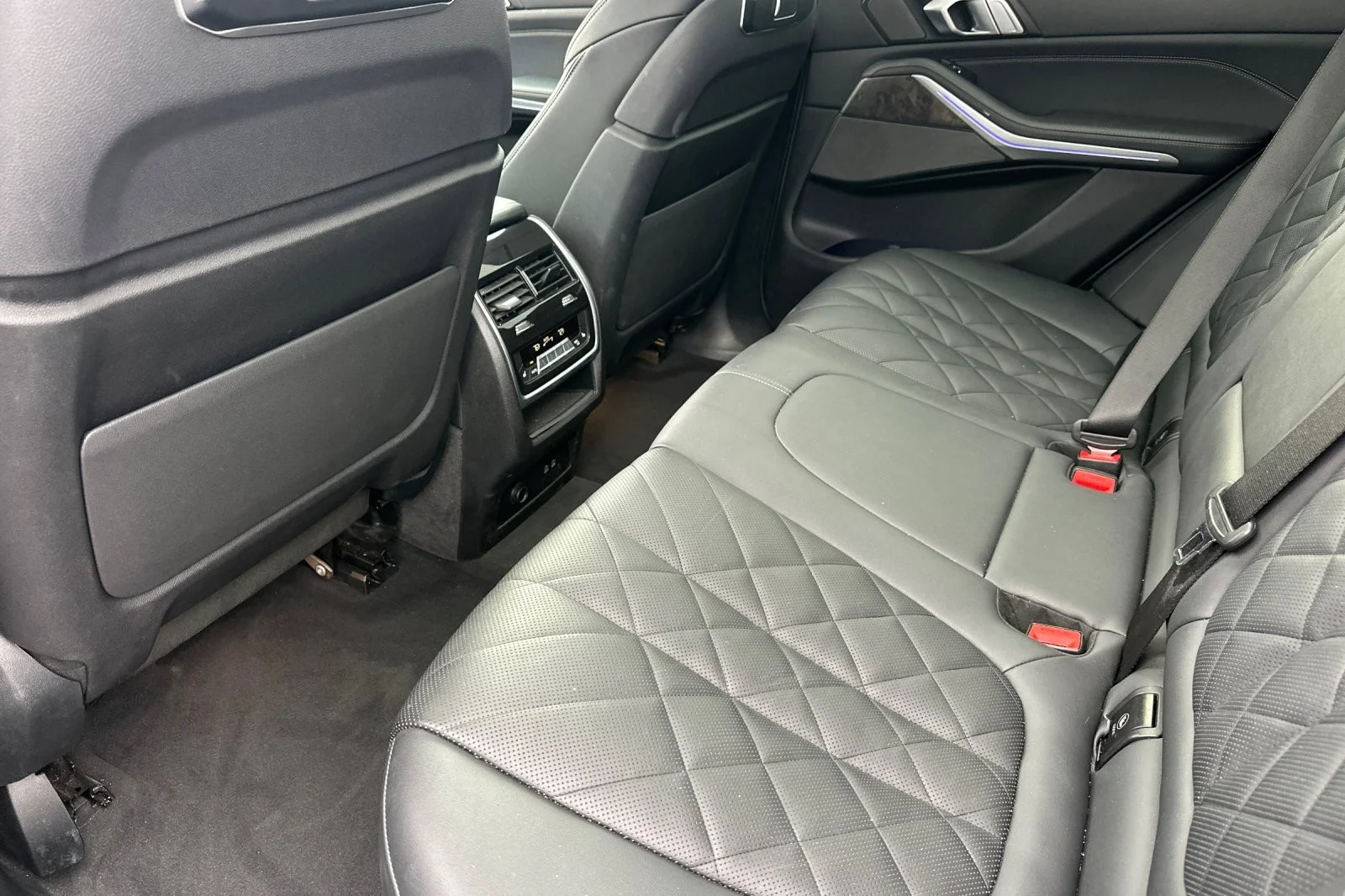 Used 2024 Skyscraper Grey Metallic BMW xDrive40i image 11