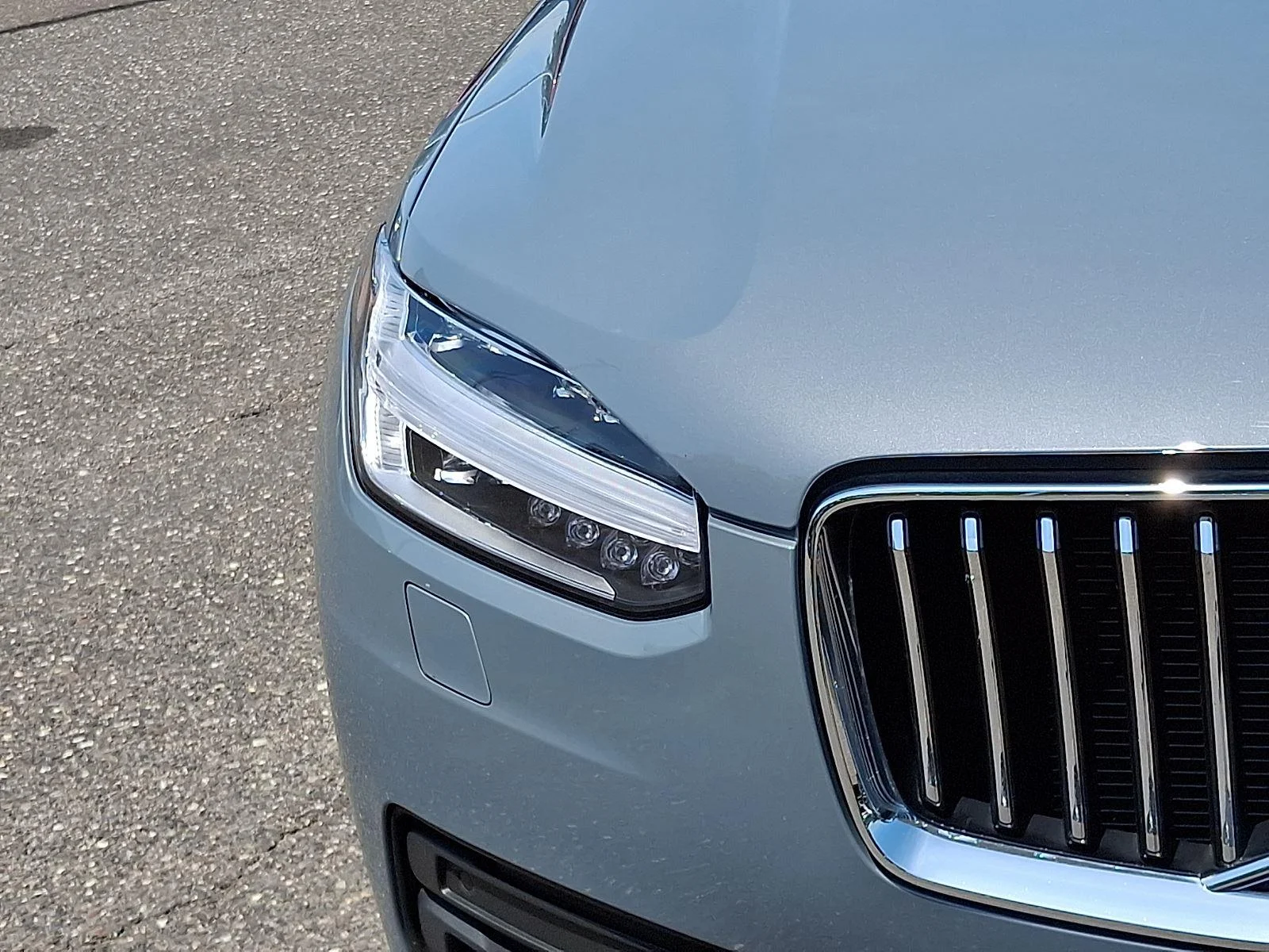 Used 2023 Thunder Grey Metallic Volvo Core image 9