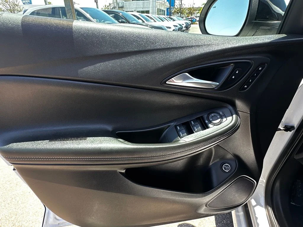 Used 2020 White Buick Essence image 23