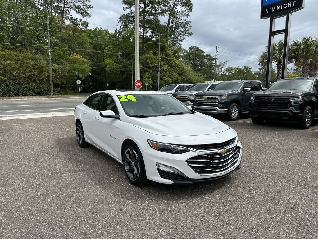 Used 2024 Summit White Chevrolet 1LT image 10