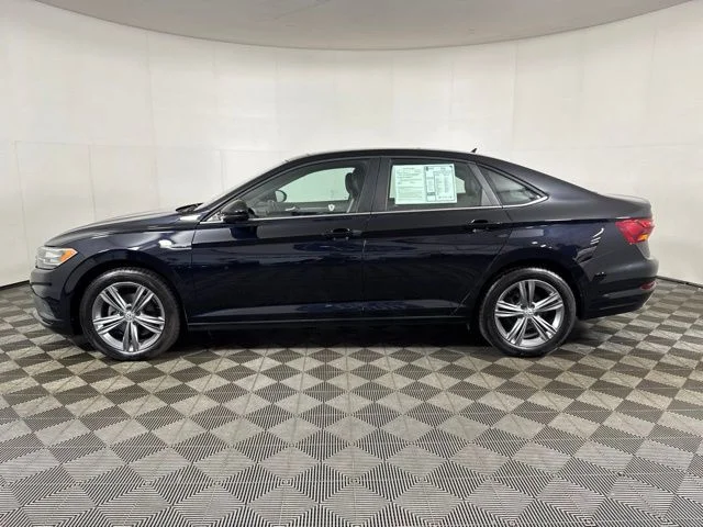 Used 2019 Deep Black Pearl Effect Volkswagen R-Line image 7