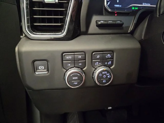 Used 2025 Silver GMC Denali image 29