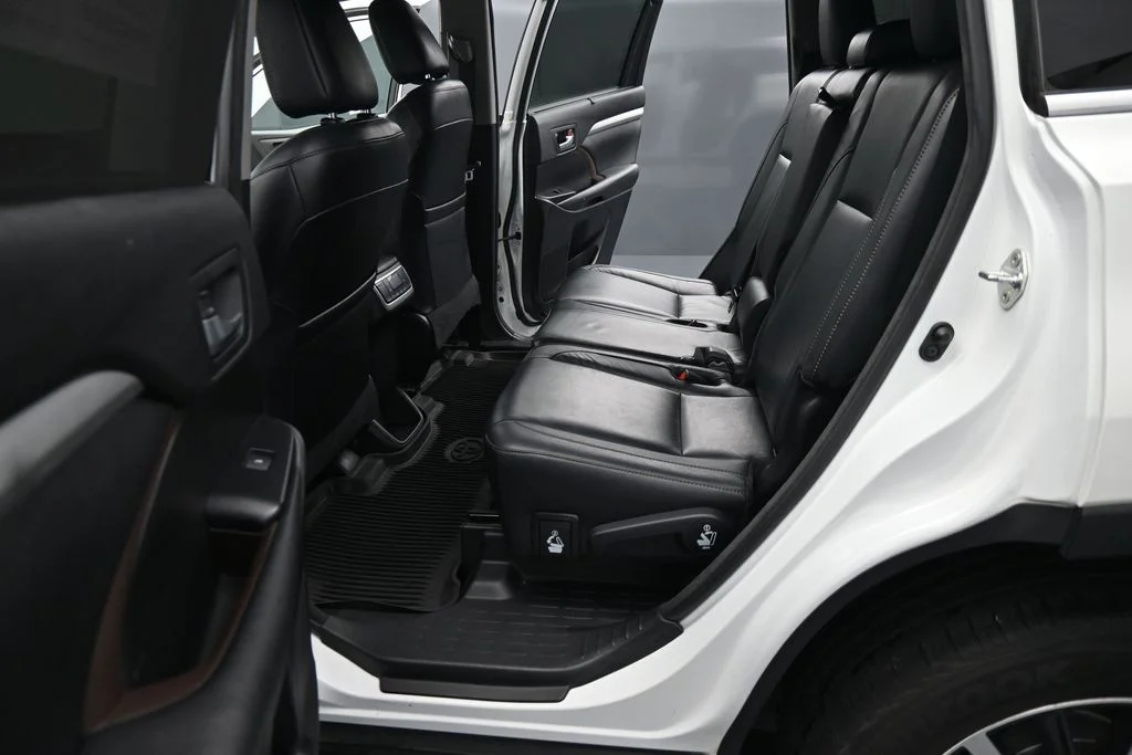 Used 2018 White Toyota XLE image 16