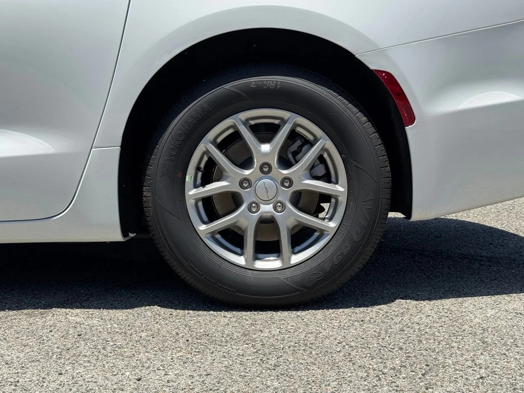 New 2027 Bright White Clear-Coat Exterior Paint Chrysler Select image 17