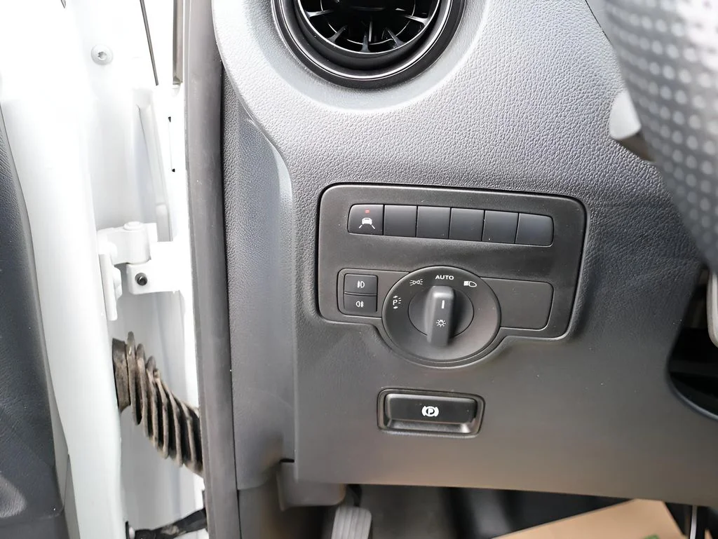 Used 2023  Mercedes-Benz Passenger image 33