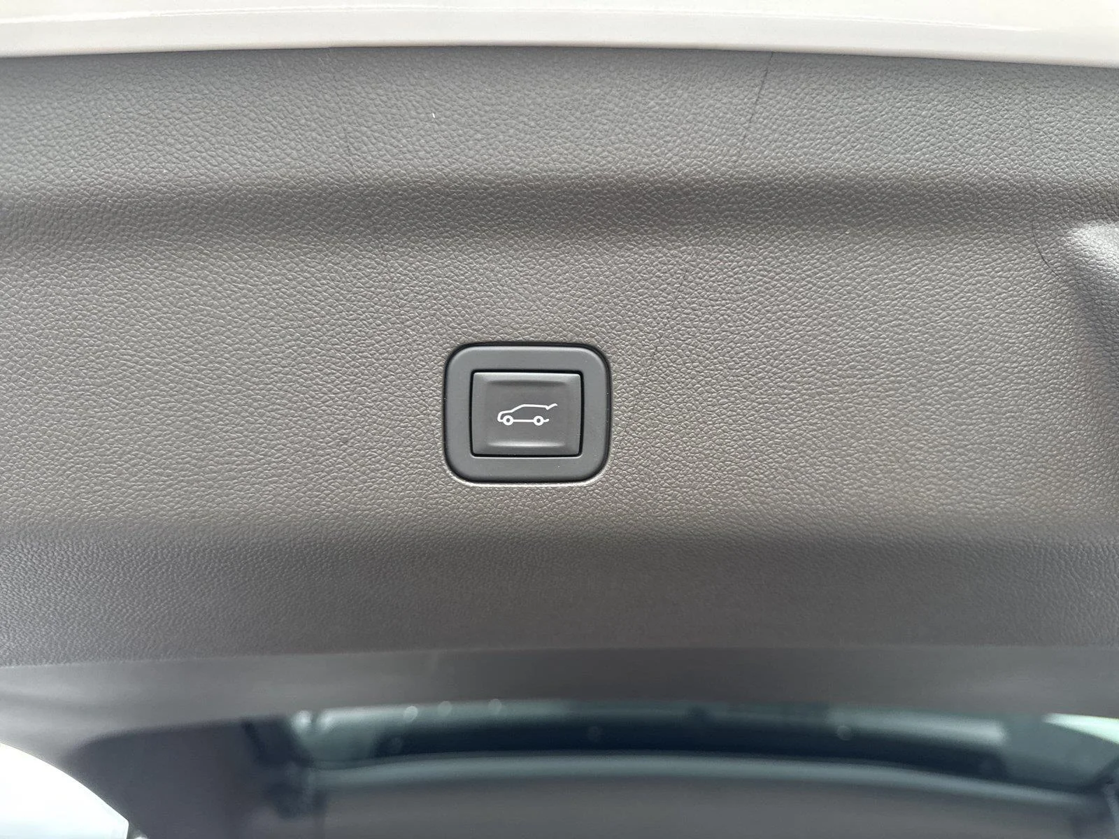 Used 2025 Summit White GMC Elevation image 36