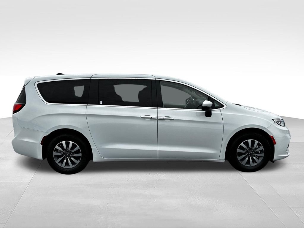 Used 2023 White Chrysler Touring L image 5