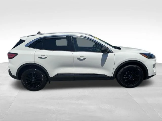 Used 2022 White Ford SE image 10