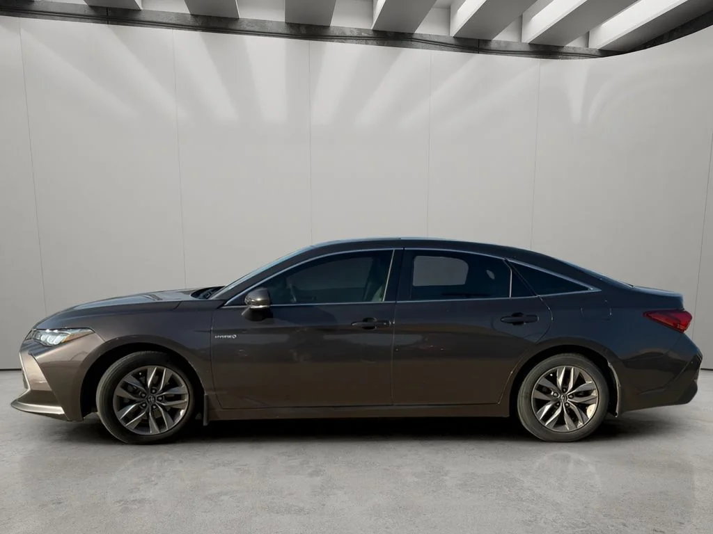 Used 2020 Brownstone Toyota Hybrid XLE image 2
