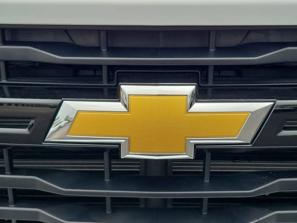 New 2026 Summit White Chevrolet WT image 22