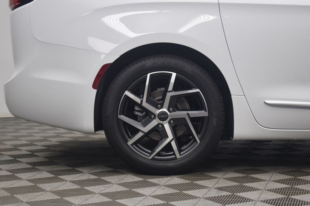 New 2027 Bright White Clear-Coat Exterior Paint Chrysler Pinnacle image 7