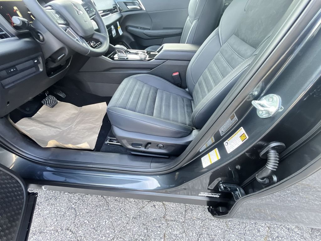 2025 Mitsubishi Outlander SE - Photo 12