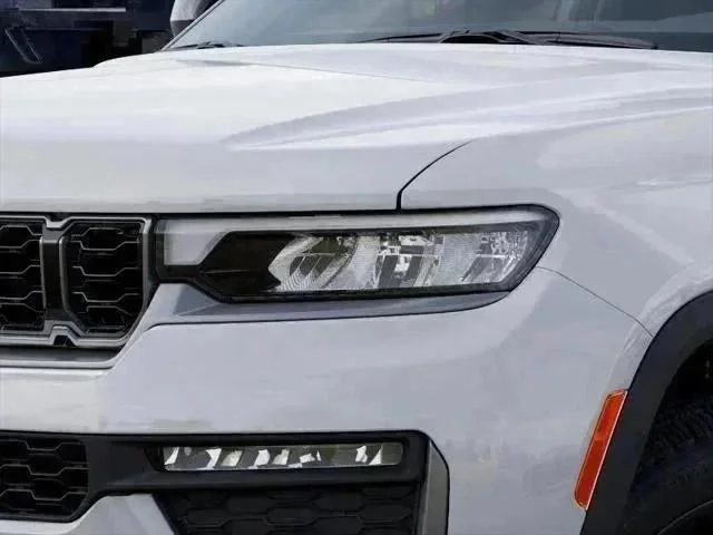 New 2026 Bright White Clear-Coat Exterior Paint Jeep Limited image 6