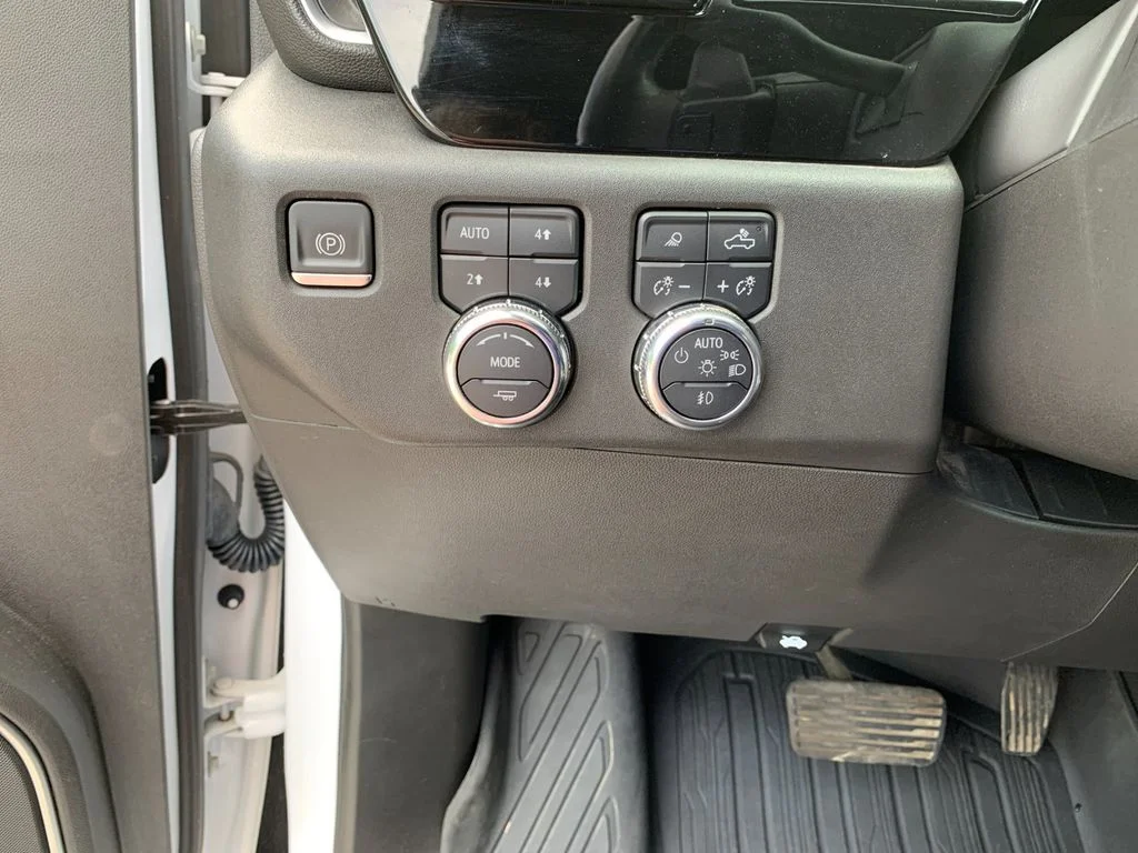 Used 2023 White GMC SLT image 32