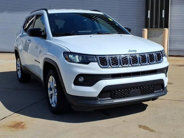 Used 2024  Jeep Latitude image 6