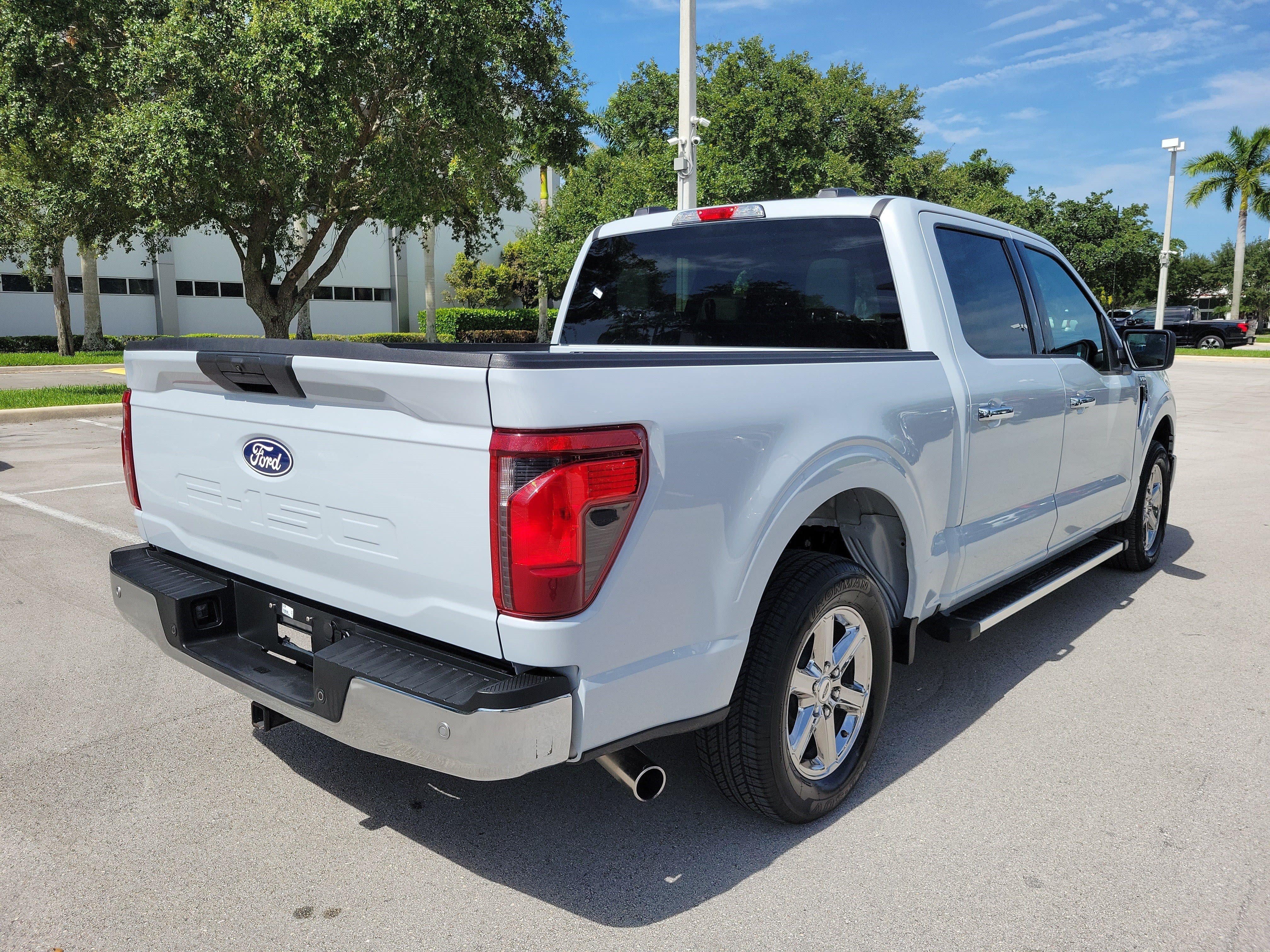Used 2025 Agate Black Metallic Ford XLT image 7