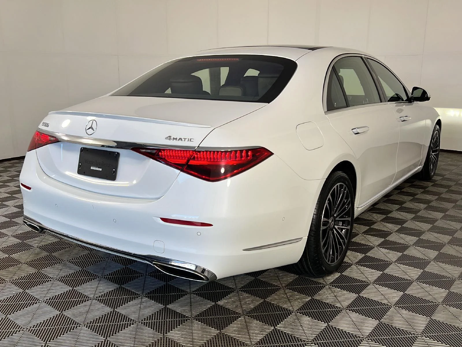 Used 2024 MANUFAKTUR Moonlight White Metallic Mercedes-Benz S 580 image 22