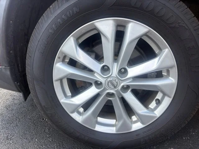 Used 2016  Nissan SV image 9