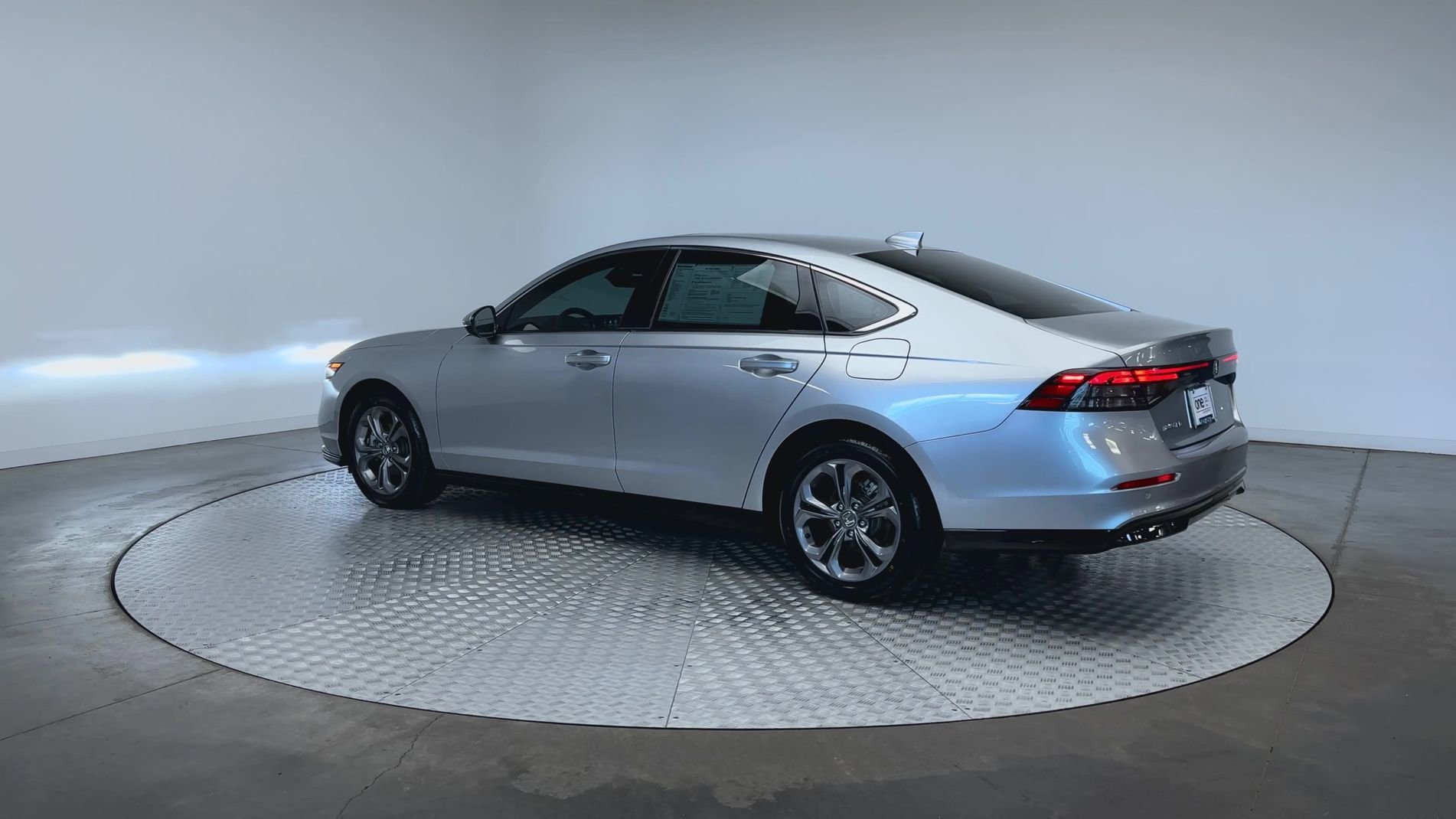 Used 2024 Solar Silver Metallic Honda EX-L image 6