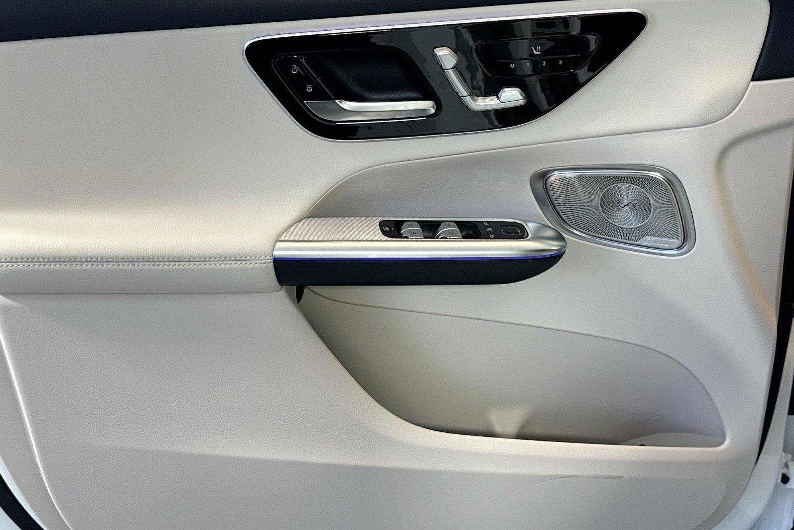 New 2026 Polar White Mercedes-Benz GLC 300 image 16