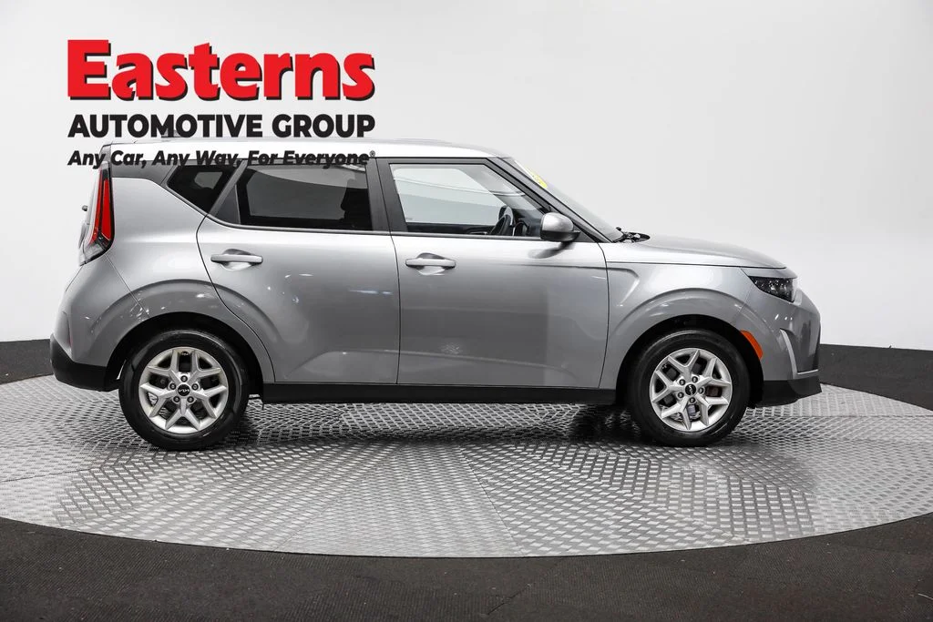 Used 2023  Kia LX image 4