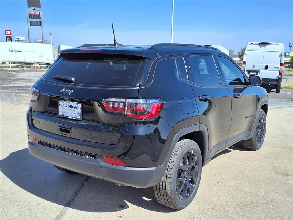 New 2026 Diamond Black Crystal Pearl-Coat Exterior Paint Jeep Latitude image 7