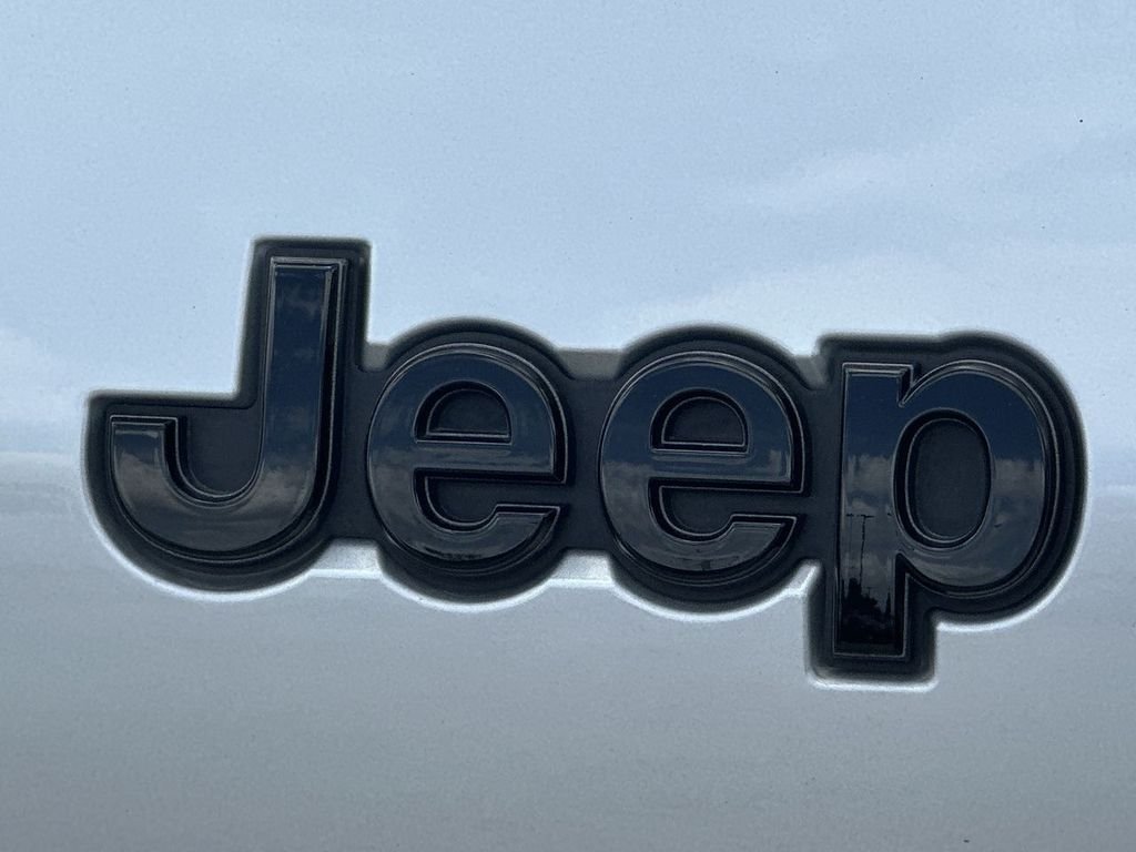 Used 2025 Silver Jeep Altitude X image 44