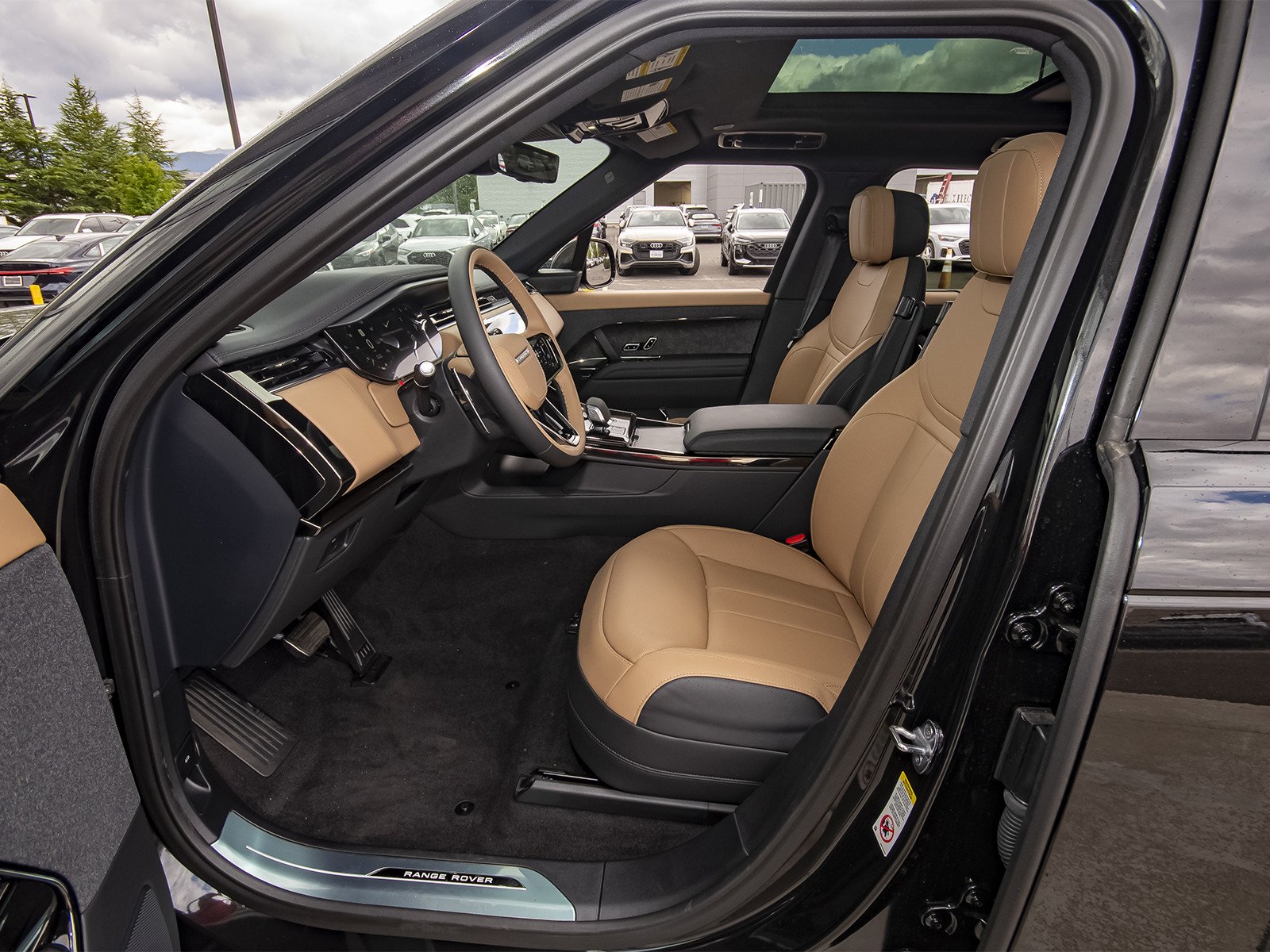 New 2026 Santorini Black Land Rover Dynamic SE image 34