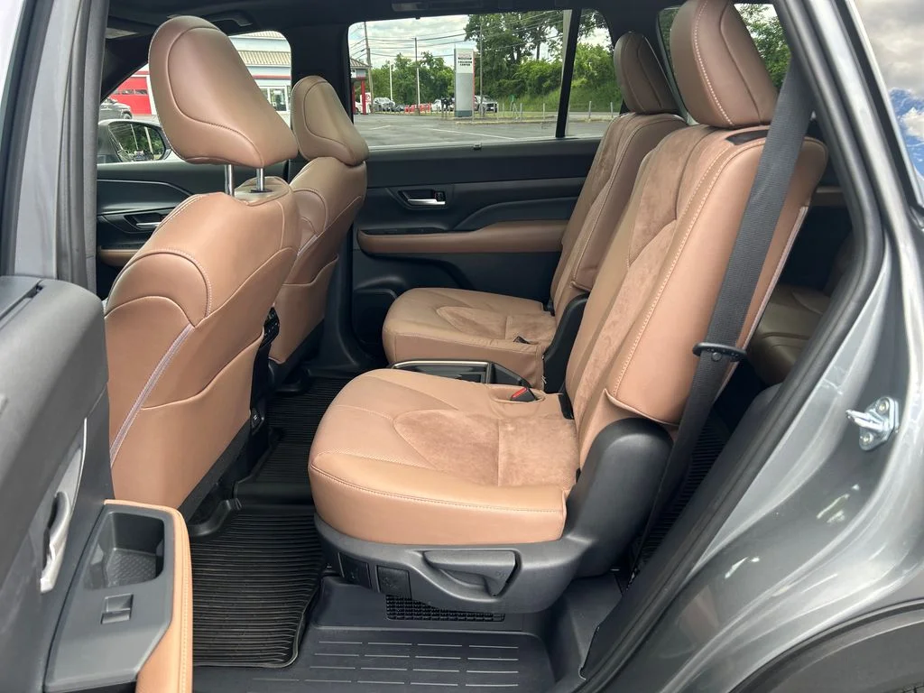 Certified Used 2025  Toyota MAX Platinum image 28