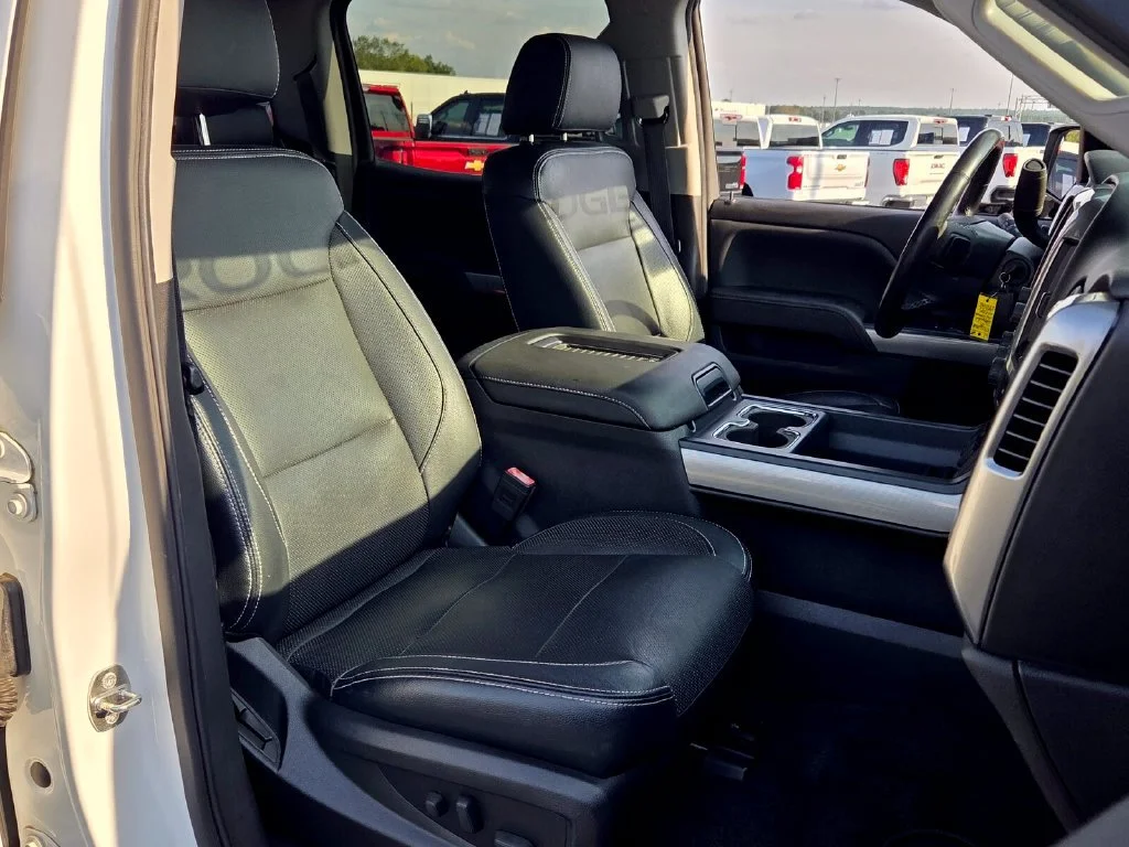 Used 2018 SUMMIT WHITE Chevrolet LT image 17