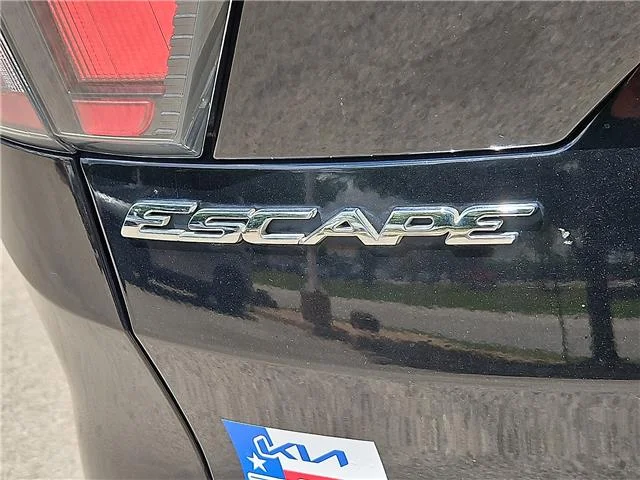 Used 2017 Shadow Black Ford SE Front-wheel Drive image 9
