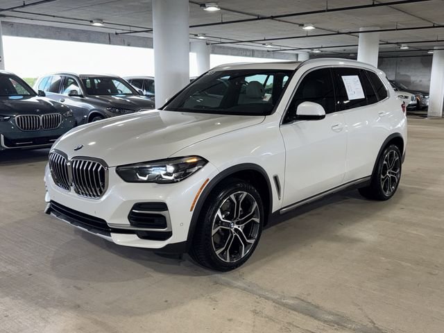 Used 2023 White Metallic BMW sDrive40i image 4