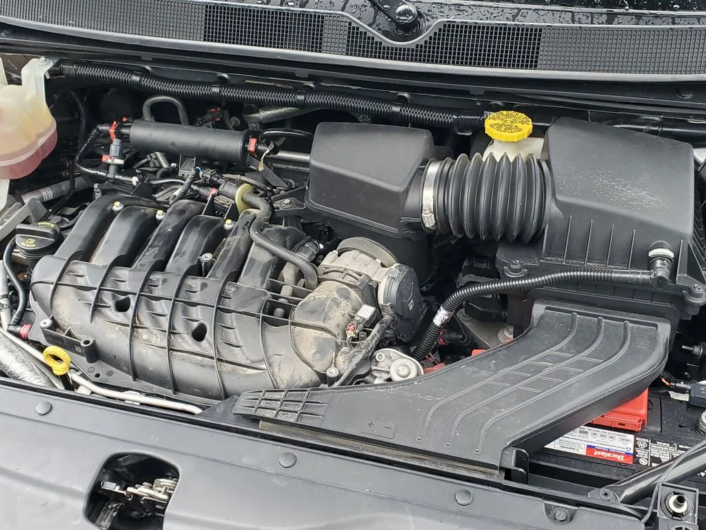 Used 2019 Silver Chrysler Limited image 38