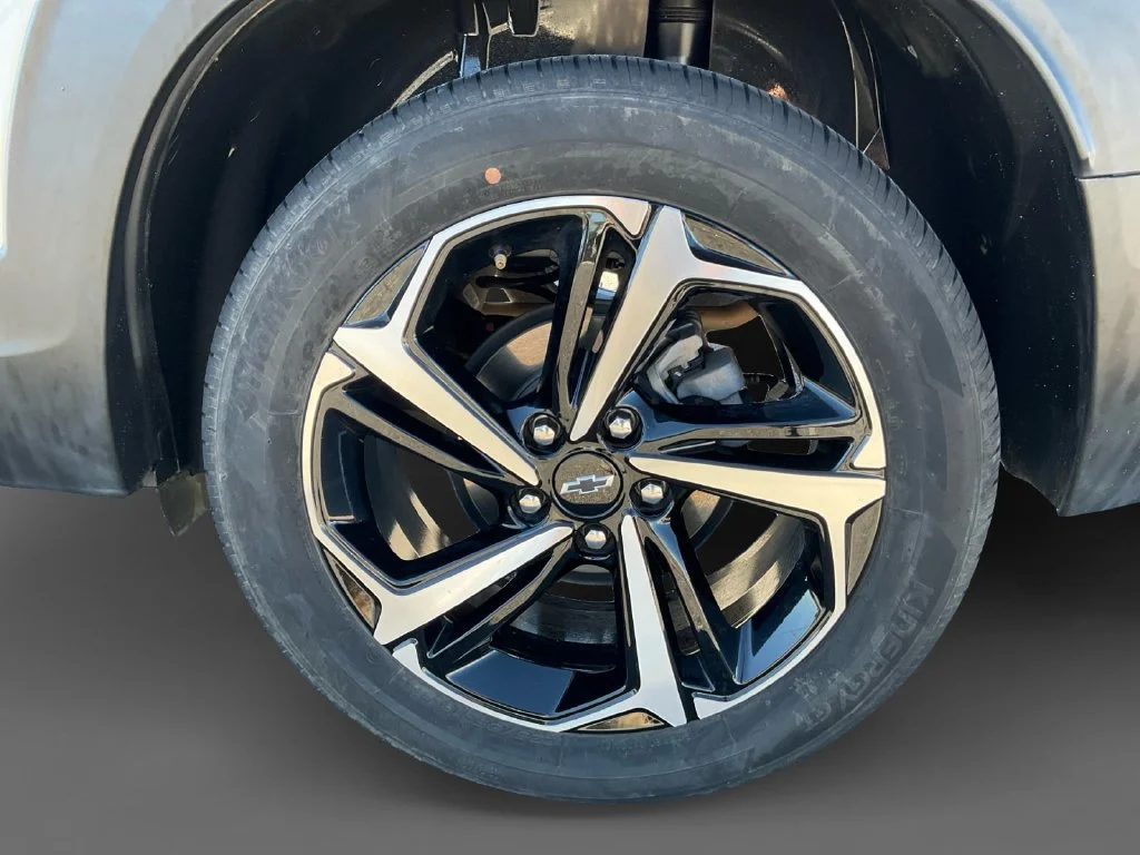 Used 2023 IRIDESCENT PEARL TRICOAT Chevrolet RS image 9