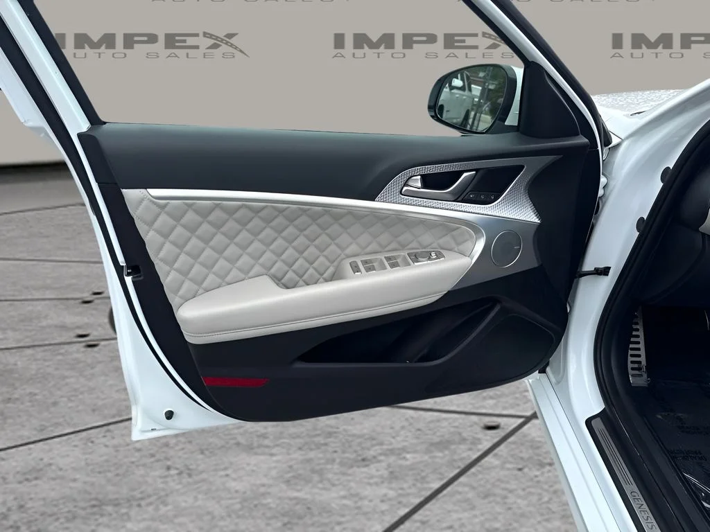 Used 2023 White Genesis 3.3T image 18