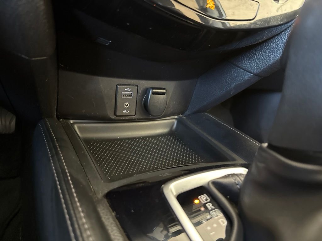 Used 2017 Brilliant Silver Nissan SL image 31