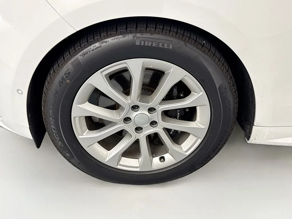Used 2024 White Land Rover Dynamic SE image 32
