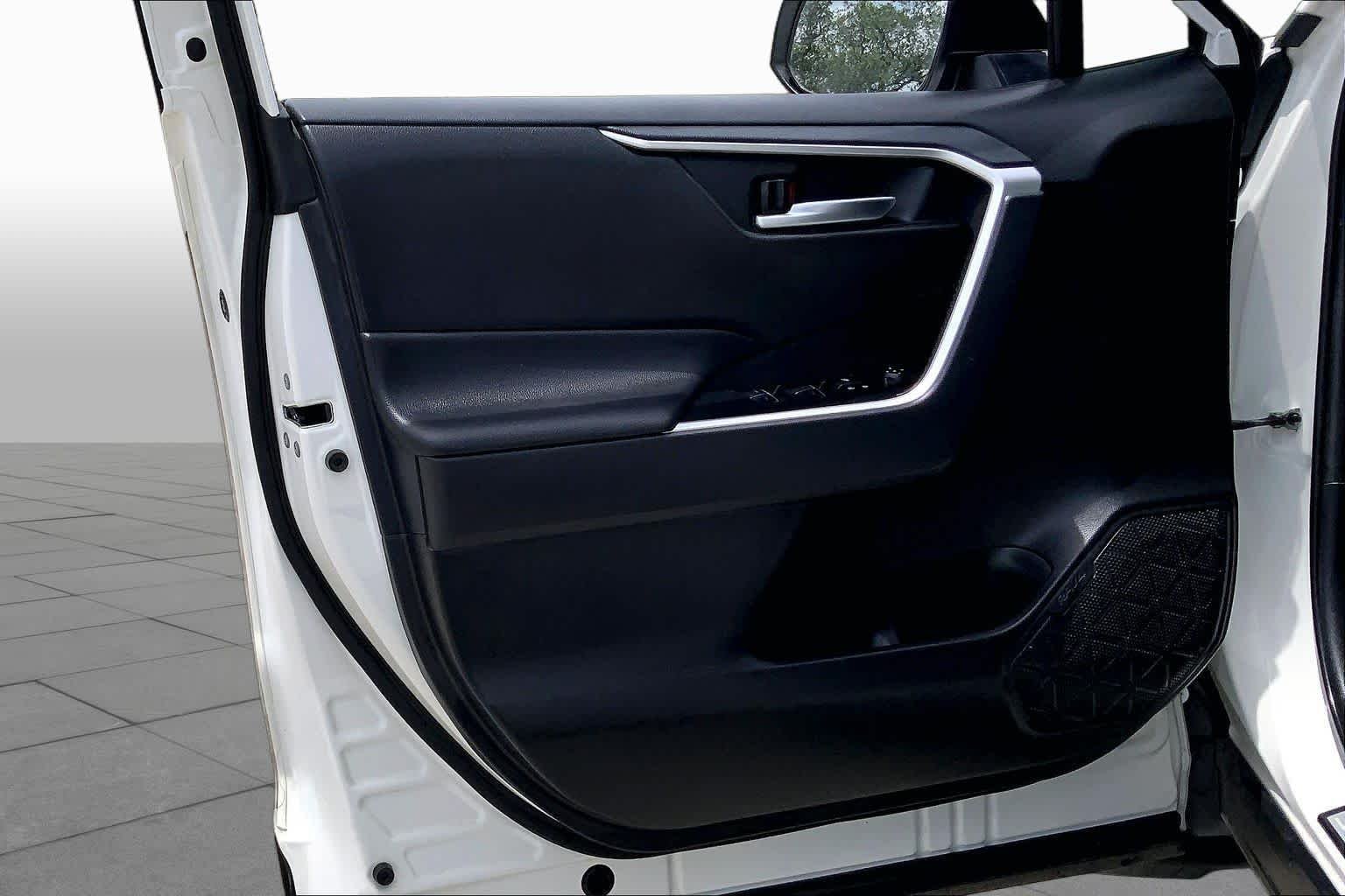 Used 2025 Ice Cap Toyota XLE image 21