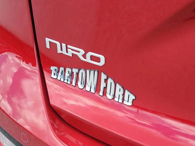 Used 2025 Red Kia Wind image 9