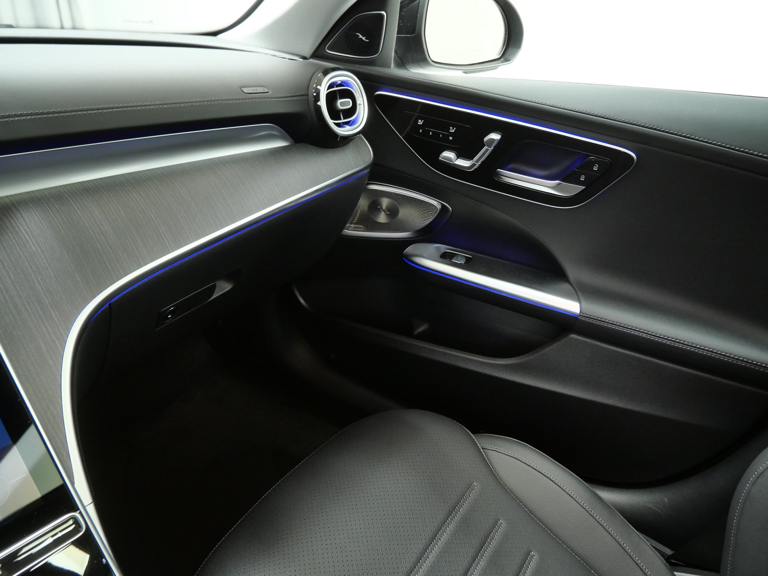 New 2026 MANUFAKTUR Alpine Grey Mercedes-Benz C 300 image 13
