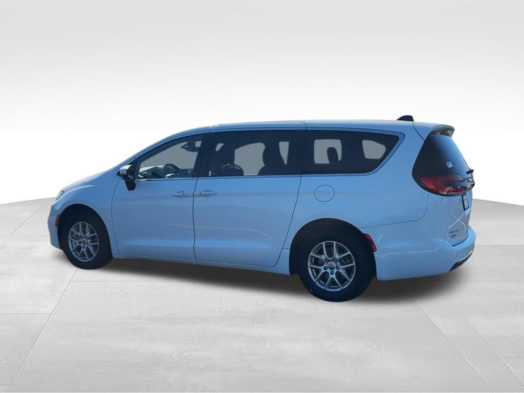Used 2023 White Chrysler Touring image 6
